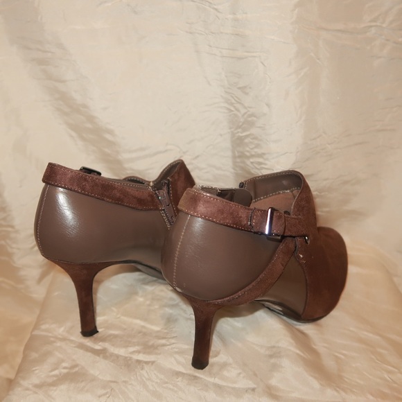 Brown heels ankle booties 🤎 - Picture 2 of 3